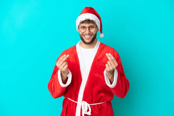 Junger Mann Verkleidet Als Weihnachtsmann Auf Blauem Hintergrund Und Macht — Stockfoto