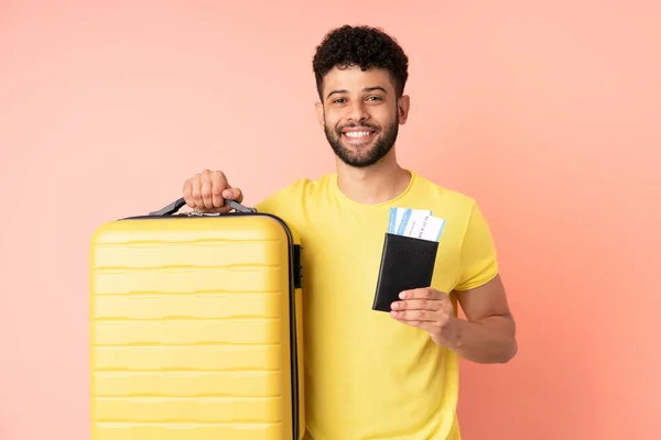 Jonge Marokkaanse Man Geïsoleerd Roze Achtergrond Vakantie Met Koffer Paspoort — Stockfoto