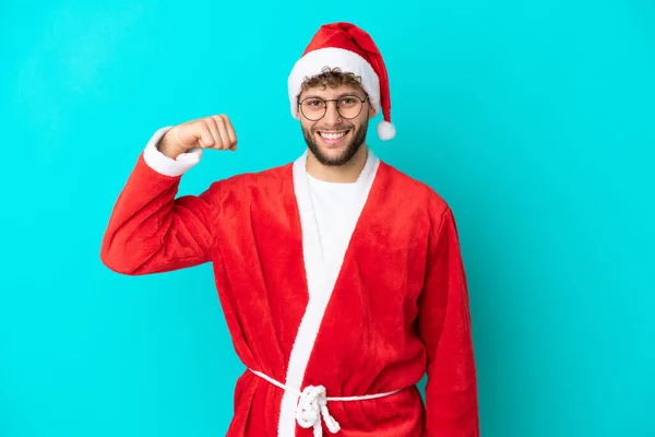 Junger Mann Verkleidet Als Weihnachtsmann Auf Blauem Hintergrund Mit Starker — Stockfoto