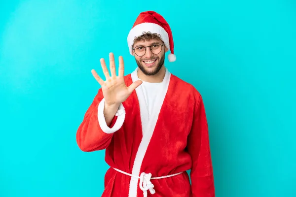 Junger Mann Verkleidet Als Weihnachtsmann Auf Blauem Hintergrund Der Mit — Stockfoto