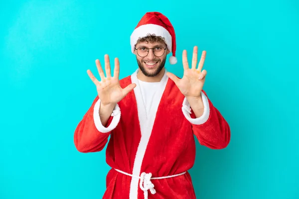 Junger Mann Verkleidet Als Weihnachtsmann Auf Blauem Hintergrund Der Mit — Stockfoto