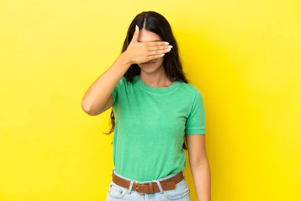 Ung Kaukasisk Kvinna Isolerad Gul Bakgrund Täcker Ögon Med Händer — Stockfoto