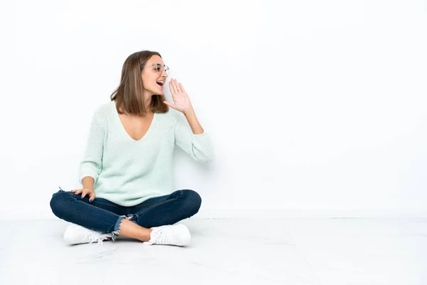 Jeune Femme Caucasienne Assise Sur Sol Isolée Sur Fond Blanc — Photo