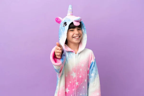 Niño Pequeño Con Pijama Unicornio Aislado Sobre Fondo Púrpura Estrechando —  Fotos de Stock