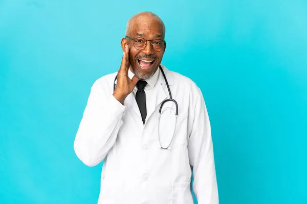 Senior Medico Uomo Isolato Sfondo Blu Con Sorpresa Scioccato Espressione — Foto Stock