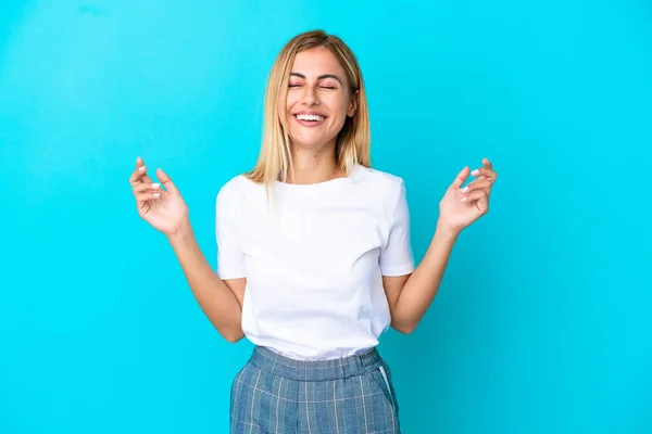 Blond Uruguayaans Meisje Geïsoleerd Blauwe Achtergrond Glimlachen Veel — Stockfoto