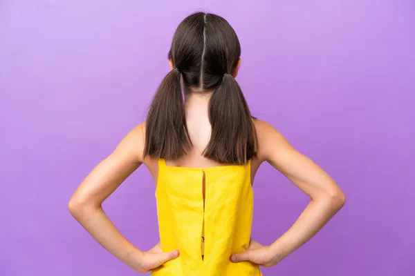 Piccolo Ragazzo Caucasico Isolato Sfondo Viola Posizione Posteriore — Foto Stock