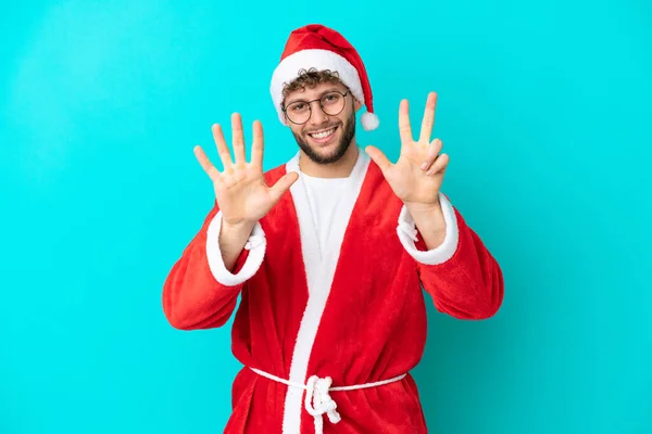 Joven Disfrazado Santa Claus Aislado Sobre Fondo Azul Contando Ocho — Foto de Stock