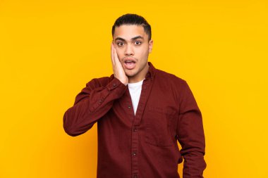 Sarı arka planda izole Asyalı yakışıklı adam kendini işaret ediyor.