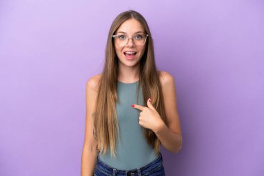 Genç Litvanyalı kadın mor arka planda yalıtılmış ve yüzünde sürpriz bir ifade var.