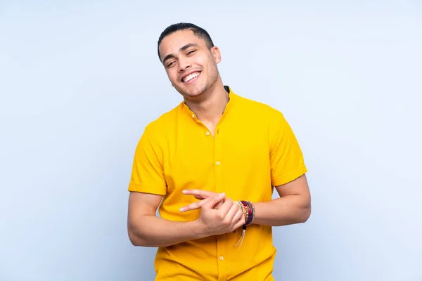 Asiático Bonito Homem Sobre Isolado Fundo Rindo — Fotografia de Stock