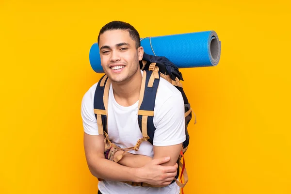 Ung Bergsbestigare Asiatisk Man Med Stor Ryggsäck Isolerad Gul Bakgrund — Stockfoto