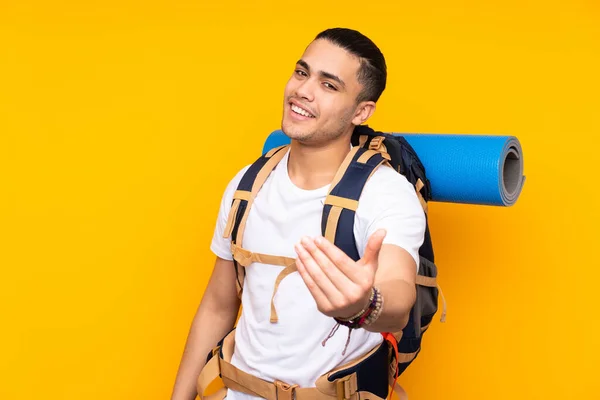 Young Mountaineer Asian Man Big Backpack Isolated Yellow Background Inviting — Stockfoto