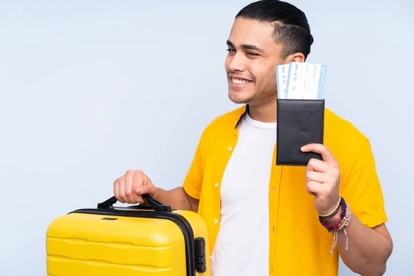 Aziatische Knappe Man Geïsoleerd Blauwe Achtergrond Vakantie Met Koffer Paspoort — Stockfoto