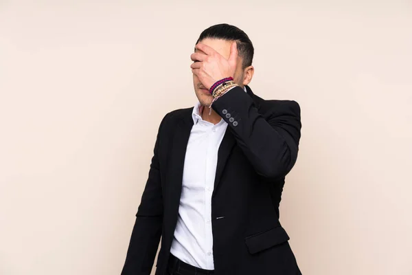 Asiatischer Geschäftsmann Isoliert Auf Beigem Hintergrund Der Die Augen Mit — Stockfoto