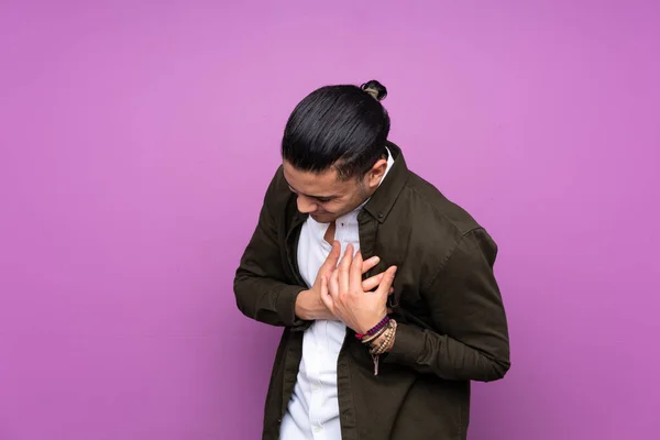 Asiatisk Stilig Man Isolerad Blå Bakgrund Har Smärta Hjärtat — Stockfoto