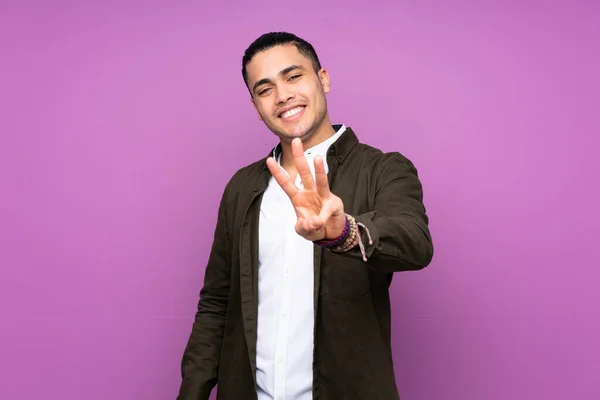 Asyalı Yakışıklı Adam Mavi Arka Planda Mutlu Parmaklarıyla Üçe Kadar — Stok fotoğraf