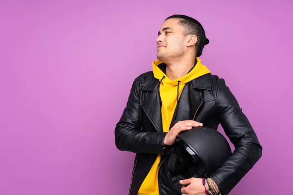 Hombre Con Casco Moto Aislado Sobre Fondo Púrpura Mirando Lado — Foto de Stock