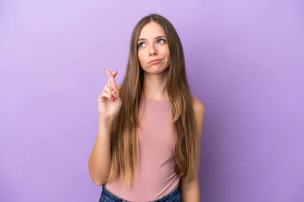 若いですリトアニアの女性は 指が交差し 最高の希望と紫色の背景に隔離 — ストック写真