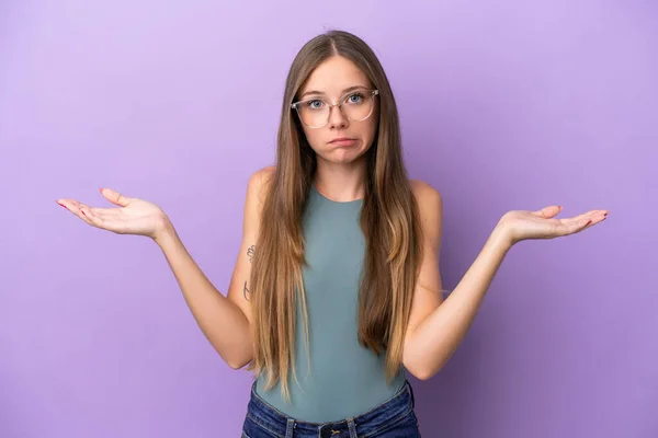 Jonge Litouwse Vrouw Geïsoleerd Paarse Achtergrond Met Twijfels Terwijl Het — Stockfoto