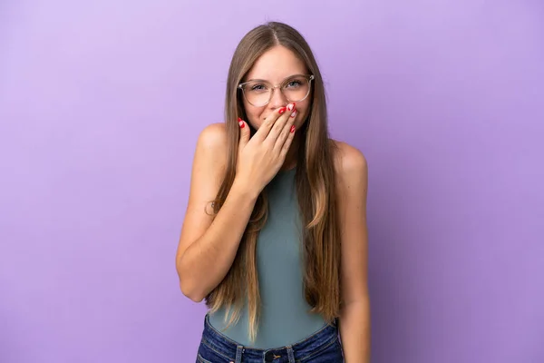 Молодая Литовская Женщина Изолированная Фиолетовом Фоне Счастливая Улыбающаяся Закрывая Рот — стоковое фото