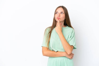 Genç Litvanyalı kadın beyaz arka planda izole edilmiş.