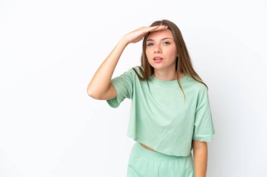 Genç Litvanyalı bir kadın beyaz arka planda izole edilmiş. Bir şeye bakmak için uzaklara bakıyor.