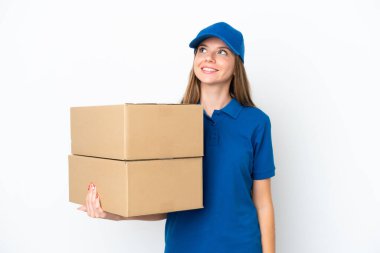 Litvanyalı bir kadın beyaz arka planda izole edilmiş, yukarı bakarken bir fikir düşünüyor.