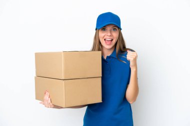 Litvanyalı kadın, beyaz arka planda izole bir şekilde galibiyeti kutluyor.