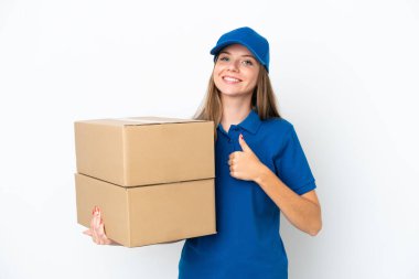 Litvanyalı kadın beyaz arka planda izole edilmiş bir şekilde baş parmak hareketi yapıyor.