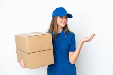 Teslimat yapan Litvanyalı kadın beyaz arka planda izole edilmiş. Gelmesi için ellerini yana uzatıyor.