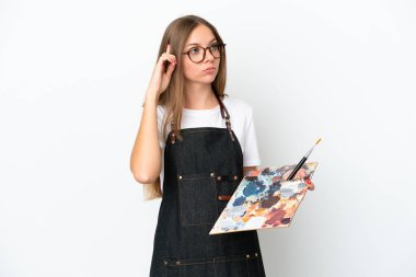 Litvanyalı genç bir kadın elinde palet tutarken beyaz arka planda kuşkuları ve düşünceleri vardı.