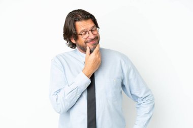 Üst düzey Hollandalı iş adamı beyaz arka planda izole edilmiş, yan tarafa bakıyor.