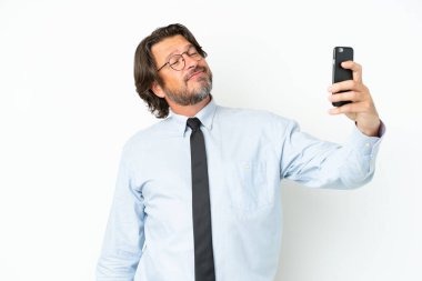 Hollandalı kıdemli iş adamı beyaz arka planda izole edilmiş bir selfie çekiyor.