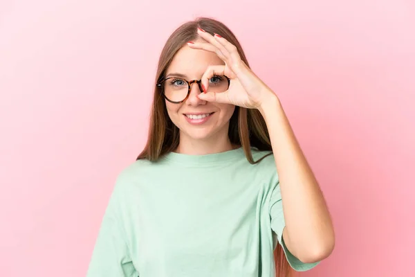 Joven Lituana Aislada Sobre Fondo Rosa Con Gafas Con Expresión —  Fotos de Stock