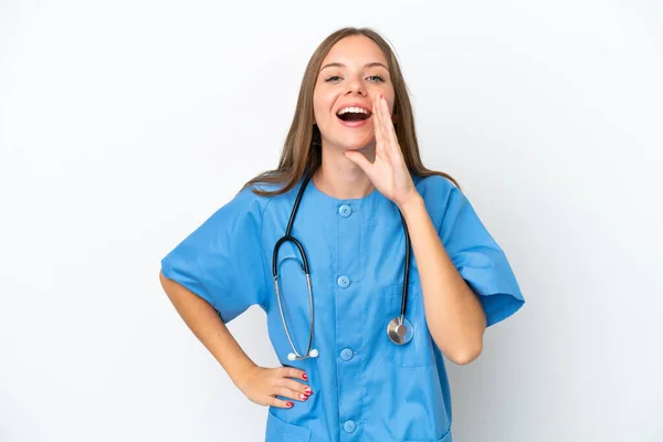 若いです外科医リトアニア人女性隔離上の白い背景叫びとともに口全体オープン — ストック写真