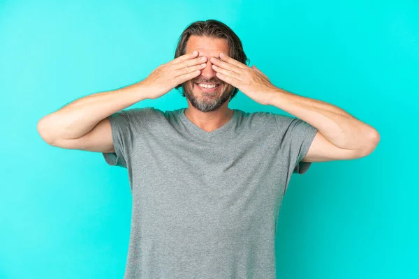 Sênior Holandês Homem Isolado Fundo Azul Cobrindo Olhos Por Mãos — Fotografia de Stock