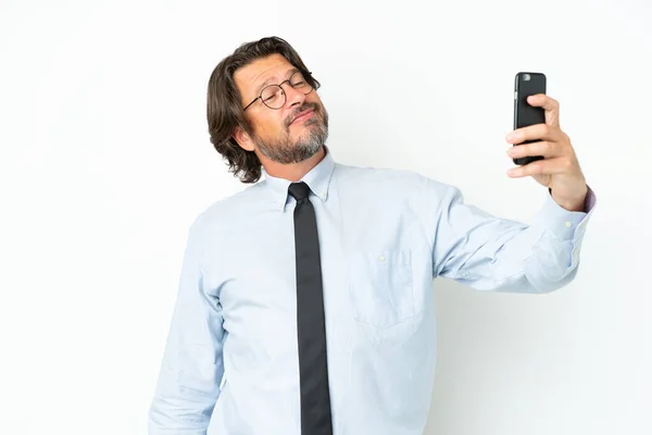 Homem Negócios Holandês Sênior Isolado Fundo Branco Fazendo Uma Selfie — Fotografia de Stock