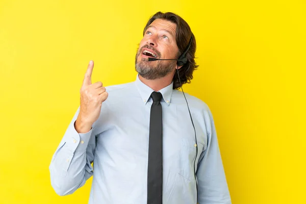 Telemarketer Holenderski Człowiek Pracuje Słuchawki Izolowane Żółtym Tle Wskazując Górę — Zdjęcie stockowe