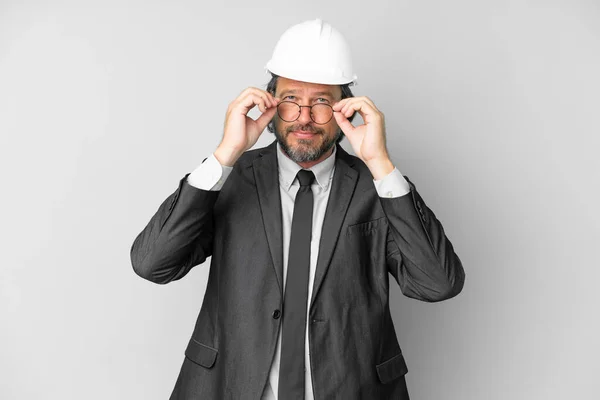 Jeune Architecte Homme Avec Casque Sur Fond Isolé Avec Des — Photo