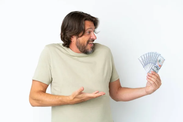 Hombre Holandés Senior Tomando Montón Dinero Aislado Sobre Fondo Blanco — Foto de Stock