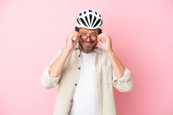 Senior Holländer Mit Fahrradhelm Isoliert Auf Rosa Hintergrund Mit Brille — Stockfoto