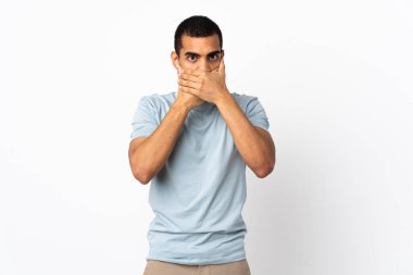 İzole edilmiş beyaz arka planda ağzı elleriyle kapatan Afrikalı Amerikalı bir adam.