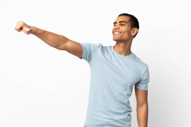 İzole edilmiş beyaz arka planda Afro-Amerikalı bir adam baş parmak işareti yapıyor.