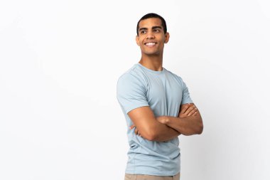 Kolları bağlı ve mutlu bir şekilde izole edilmiş beyaz arka planı olan Afrikalı Amerikalı bir adam.