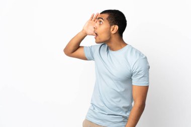 Beyaz arka plan üzerinde afro-amerikan bir adam sürpriz bir ifadeyle yan yana bakarken