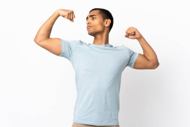 Afrika kökenli beyaz adam güçlü bir jest yapıyor.