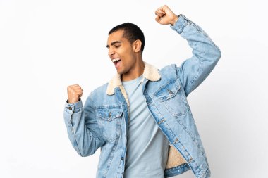 Afrikalı Amerikalı erkek izole edilmiş beyaz arka planda zaferi kutluyor