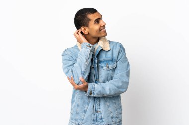 Beyaz arka planda kalan Afrikalı Amerikalı adam bir fikir düşünüyor.