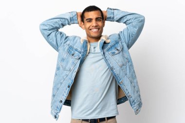 Afrika kökenli Amerikalı bir adam izole edilmiş beyaz arka plan gülüyor